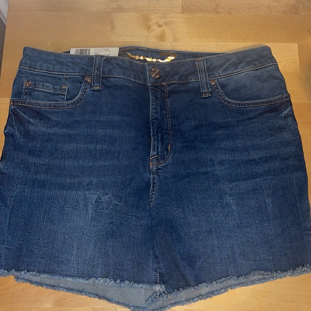 NWT Seven7 Jeans 5” Frayed Shorts Size 12